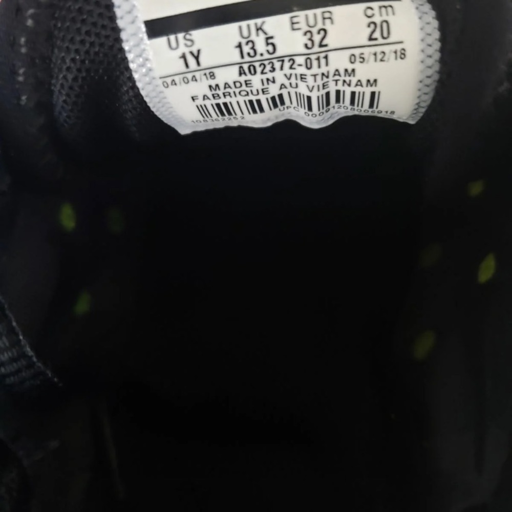 Kids tennis shoes